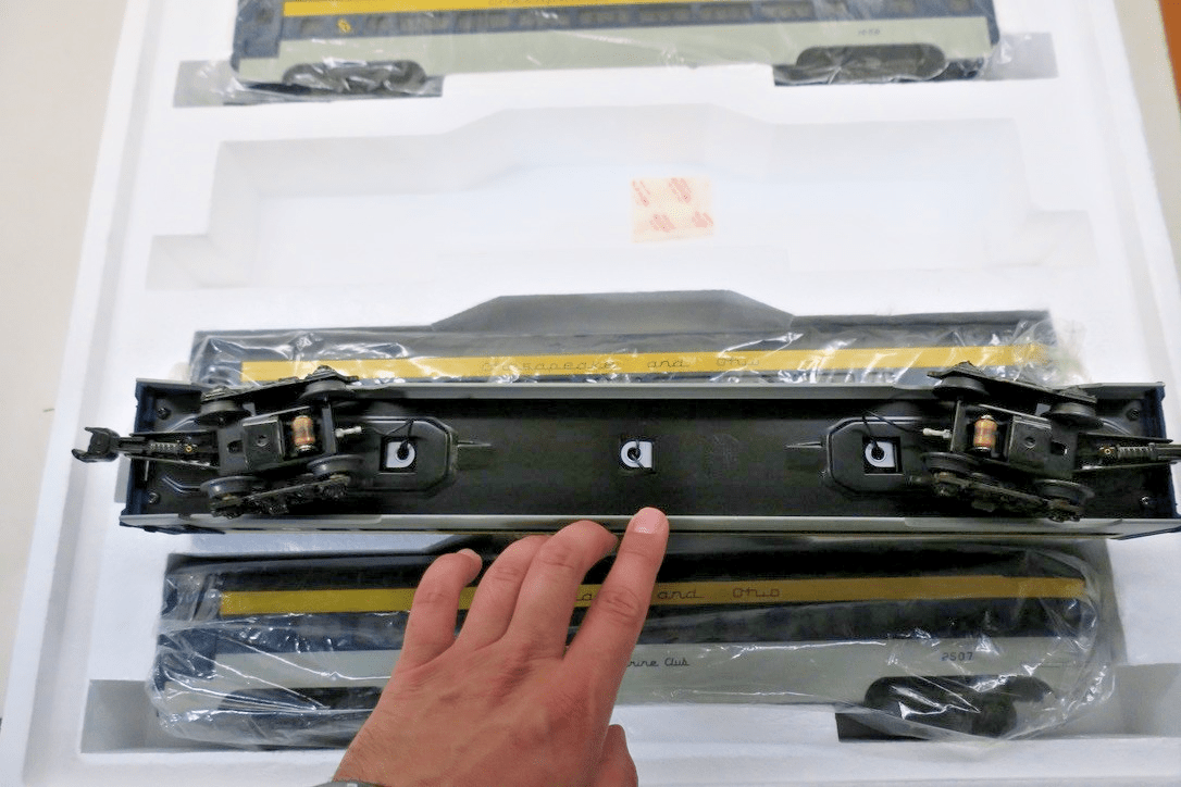 MTH MT 20-6502 Chesapeake & Ohio 5 Car 70' Painted Aluminum Passenger Set - WISE GUYS HOBBIES LLC