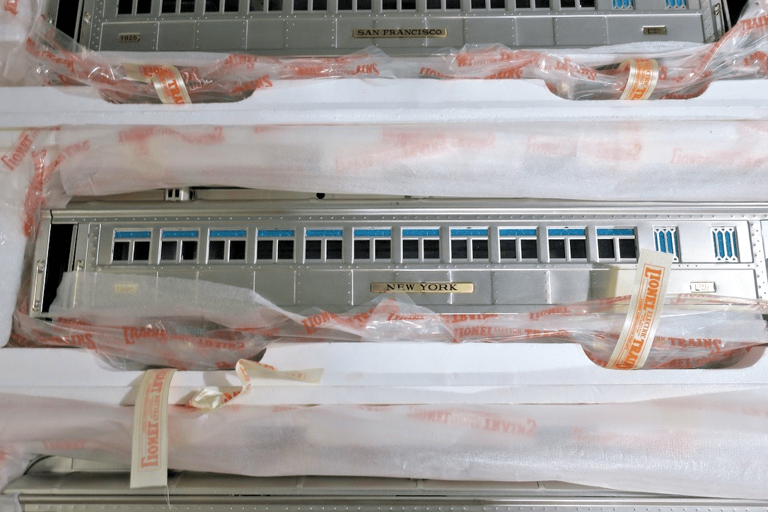 Lionel Zinc Chromate Std. Gauge Tinplate 3-Car Std. Gauge Show Room Set 11-40019 - WISE GUYS HOBBIES LLC