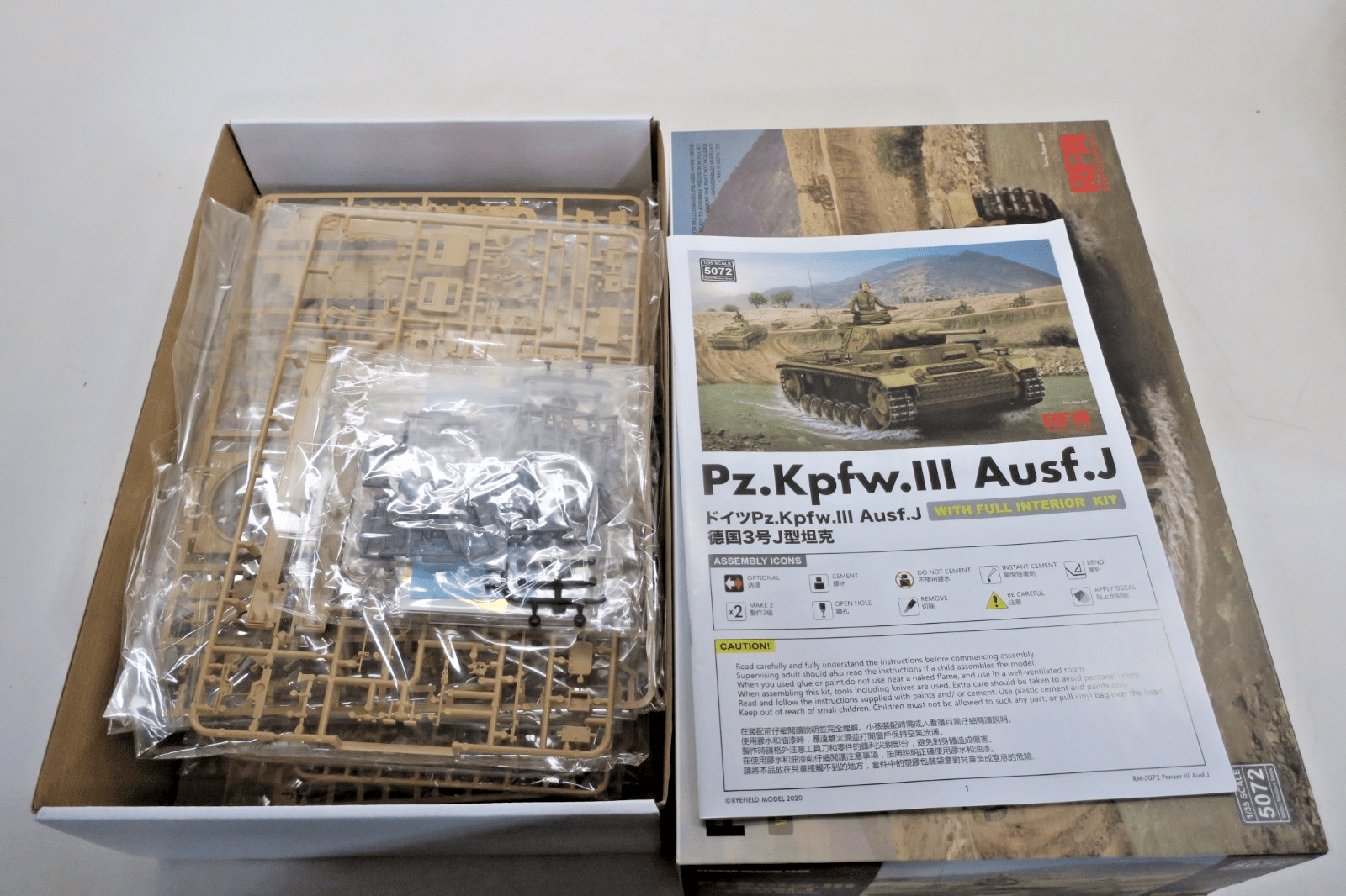 Ryefield Model 1/35 Pz.Kpfw.III Ausf.J With Full Interior Model Kit 5072 - WISE GUYS HOBBIES LLC