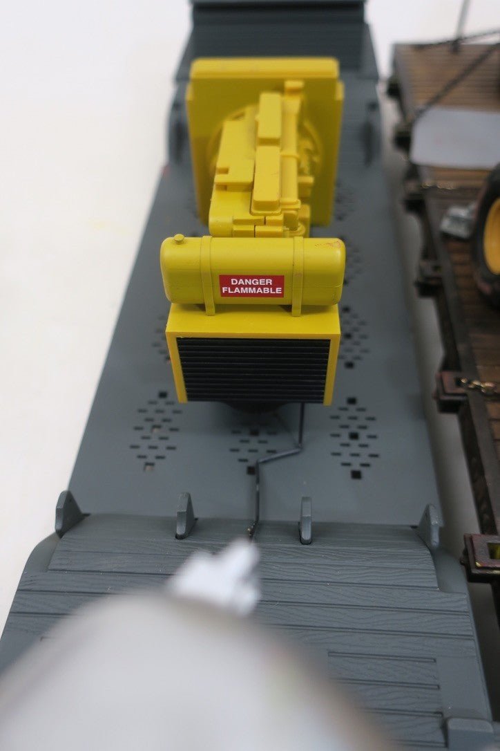 USA Trains R17329 G GN Searchlight - Style Depressed - Center Flat Car w/Generator - WISE GUYS HOBBIES LLC