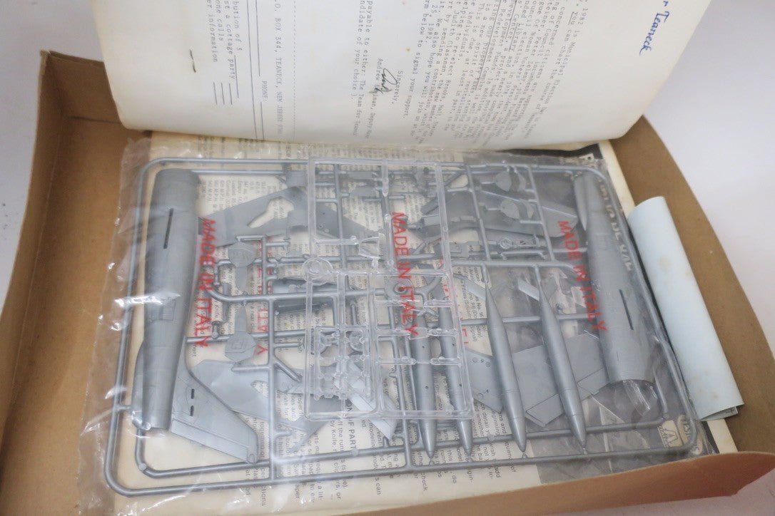 Vintage 1/72 Testors Italeri Republic RF - 84F Thunderflash Model Kit 876 - WISE GUYS HOBBIES LLC