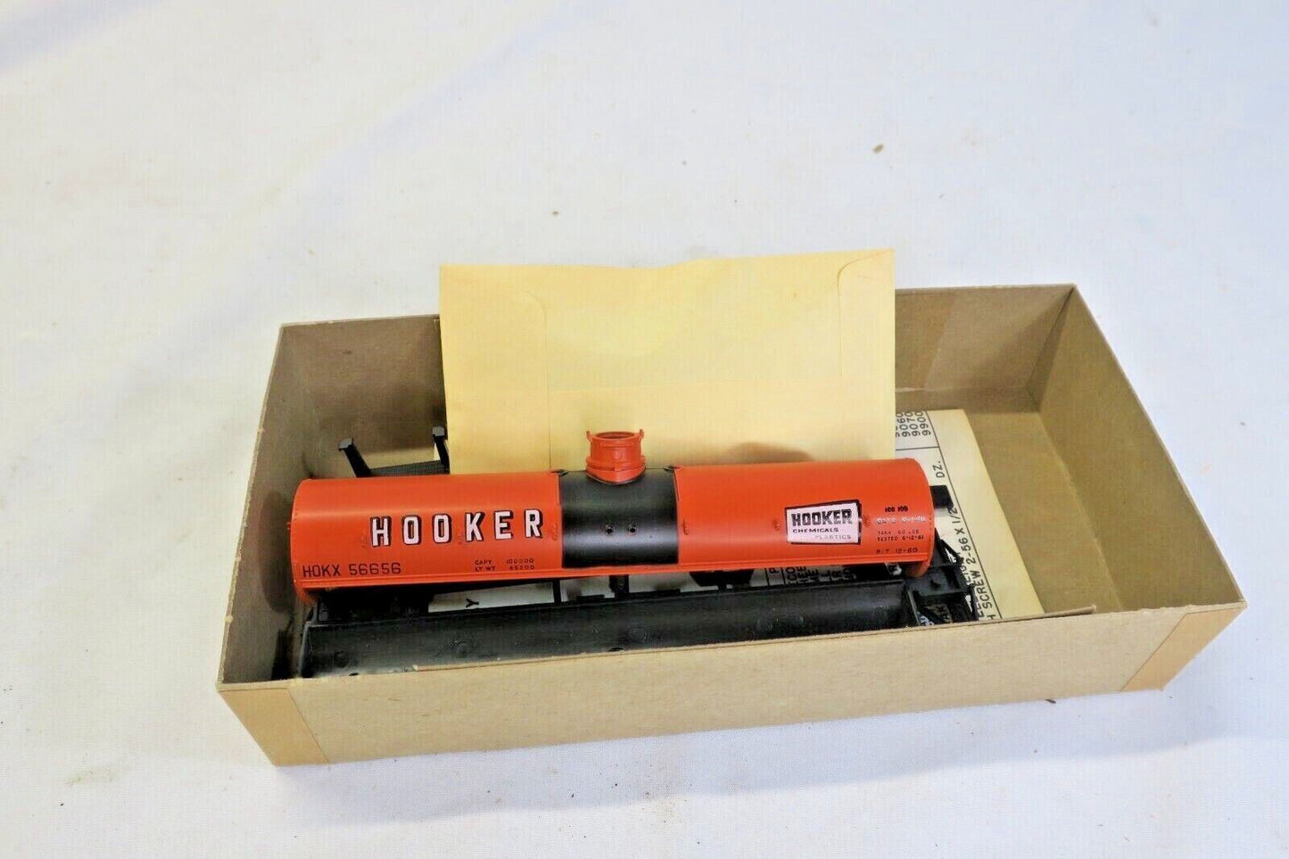 HO ATHEARN #1557 -- KIT -- HOOKER -- CHEMICALS & PLASTICS -- TANK CAR #56659
