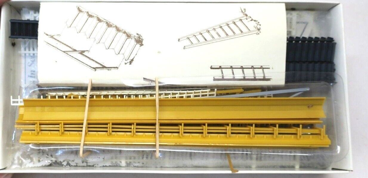 Walthers PS-2CD2 4427 Covered Hopper Chicago North Western Kit # 96401 932-5703