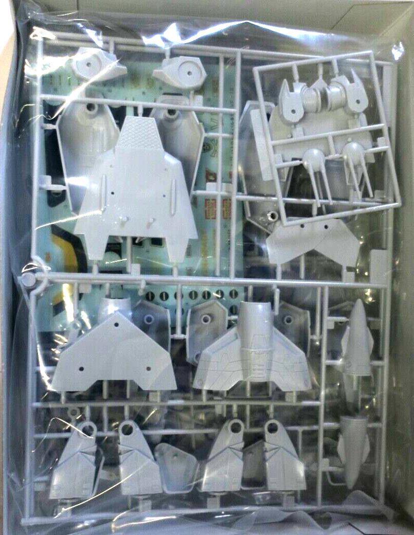 Bandai Macross 1/72 VF-1S Battroid Valkyrie Model Kit