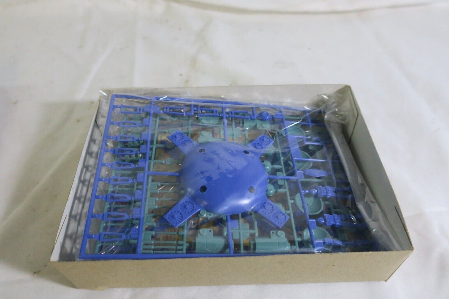 Bandai 1/550 Zeon Army Heavy Mobile Artillery Azzam Gundam Model Kit 0536276 C8