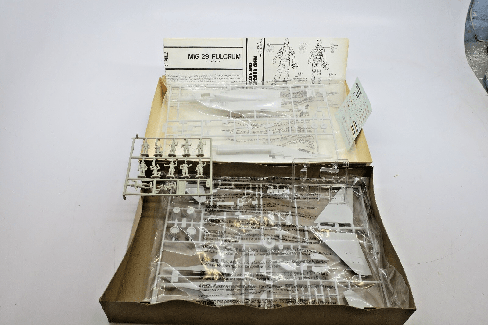 ESCI 1/72 MiG-29 Fulcrum With Ground Crew And Pilot Model Kit - WISE GUYS HOBBIES LLC