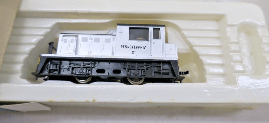 HO Scale AHM, Plymouth MDT Diesel Switcher, Pennsylvania, Silver 5001 - WISE GUYS HOBBIES LLC
