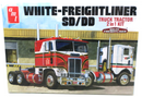 AMT 1/25 White-Freightliner SD/DD Truck Tractor 2 in 1 Model Kit AMT1046