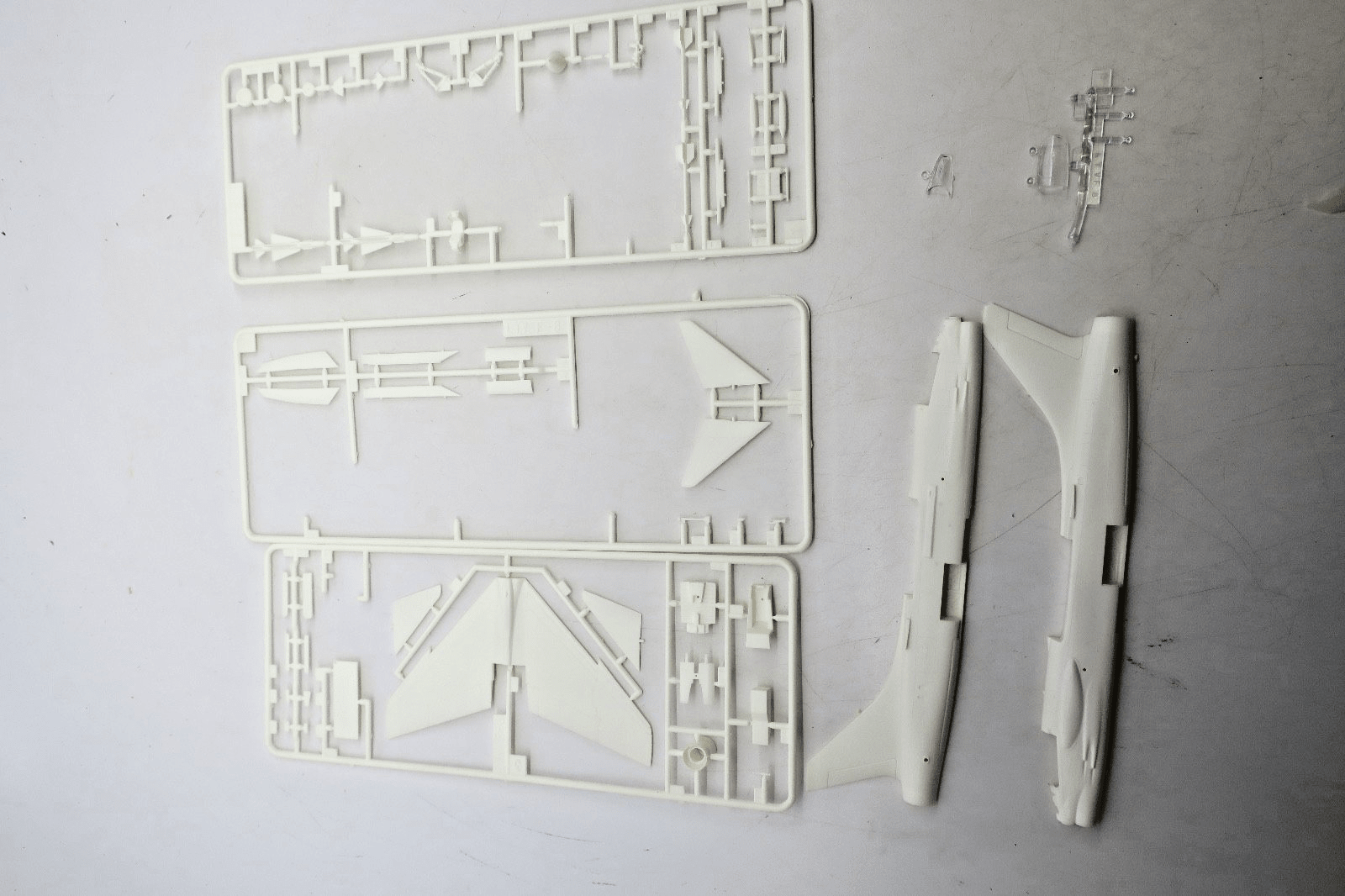 Heller 1/72 L.T.V Crusader F - 8E/E(FN)/8J Model Kit N259 - WISE GUYS HOBBIES LLC