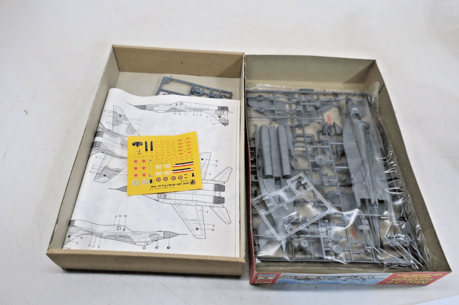 ESCI 1/72 MiG - 29 "Fulcrum" With Pilots And Ground Crew Model Kit 9095 - WISE GUYS HOBBIES LLC