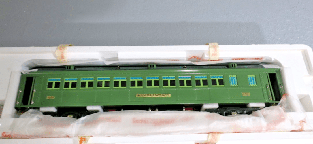 Lionel Corporation 11-40017 Two Tone Green 3-Car Std Gauge Show Room Set - WISE GUYS HOBBIES LLC