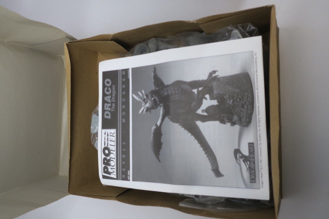 PRO MODELER DRAGONHEART DRACO THE DRAGON VINYL FIGURE KIT 1 OF 5000 - WISE GUYS HOBBIES LLC
