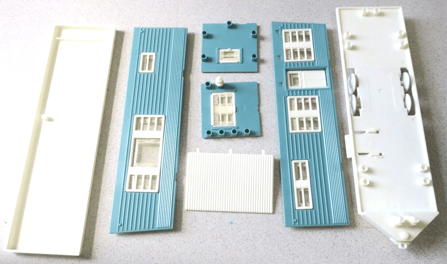Bachmann Plasticville U.S.A Trailer 1504-89 OS Gauge Turquoise Sides, White Roof - WISE GUYS HOBBIES LLC