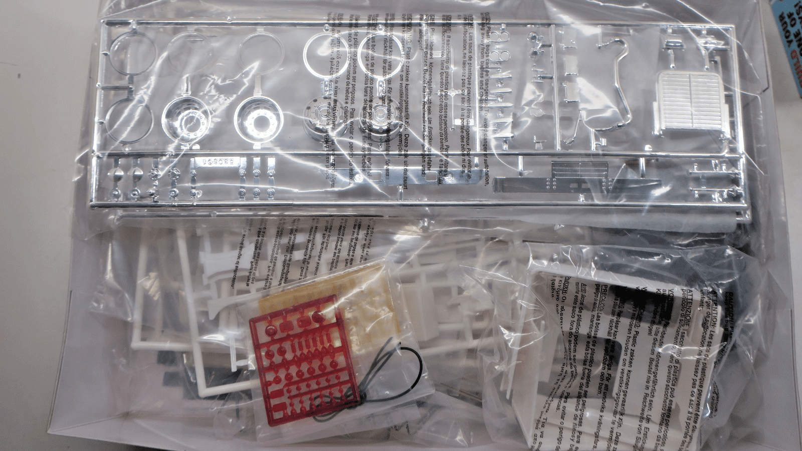 AMT 1/25 White-Freightliner SD/DD Truck Tractor 2 in 1 Model Kit AMT1046 - WISE GUYS HOBBIES LLC