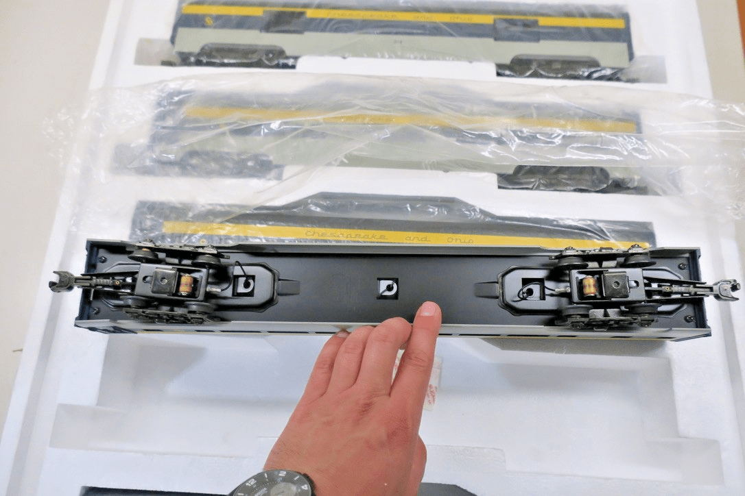 MTH MT 20-6502 Chesapeake & Ohio 5 Car 70' Painted Aluminum Passenger Set - WISE GUYS HOBBIES LLC