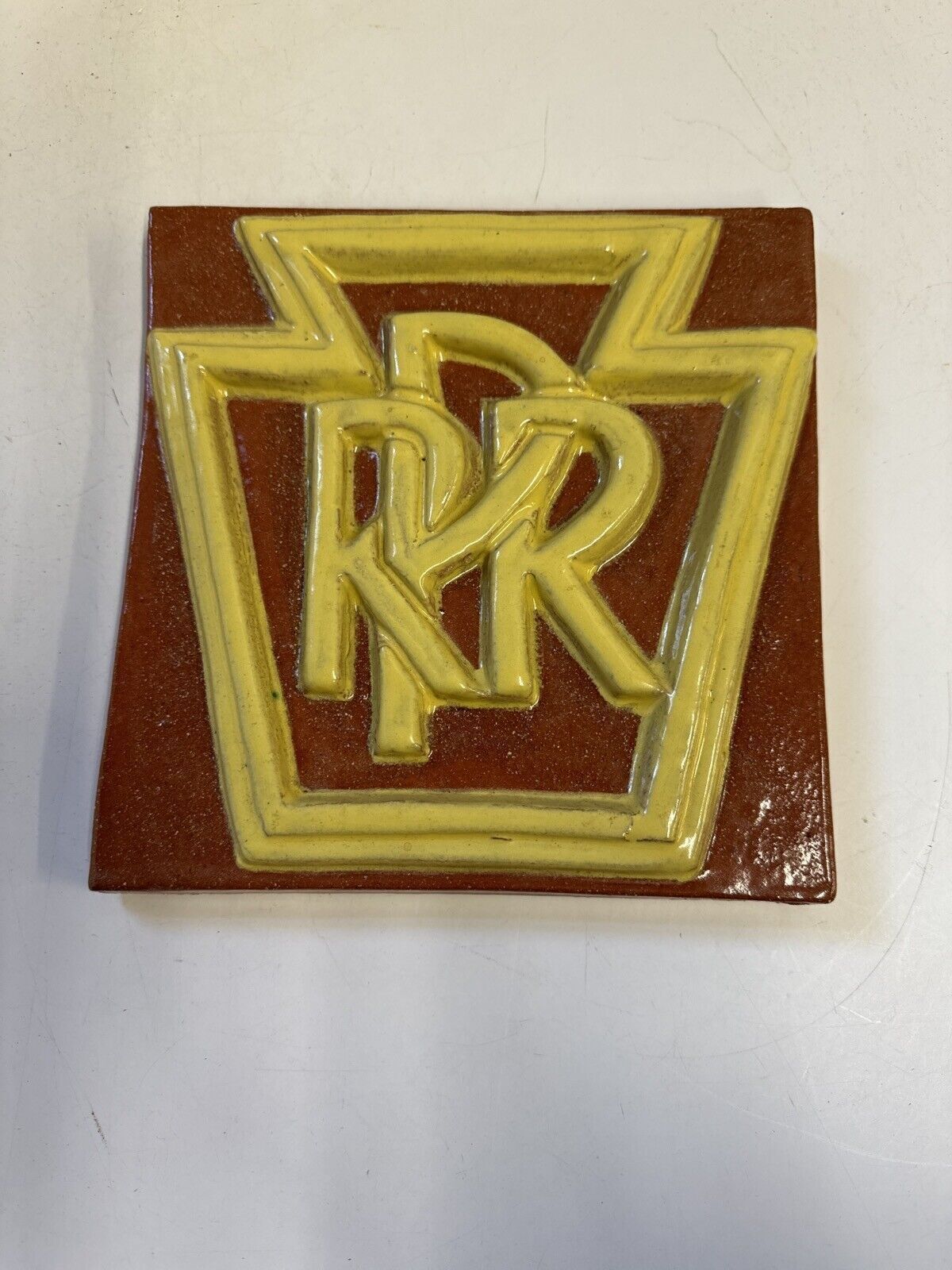 PENNSYLVANIA RAILROAD (PRR) TERRA COTTA TILE EMBLEM – RCTW 1985 - WISE GUYS HOBBIES LLC