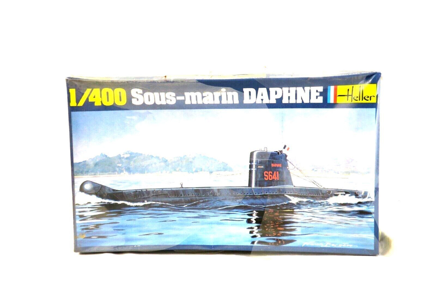 Heller - Daphne Sub Marine S641 - Model Kit No 1073   A1