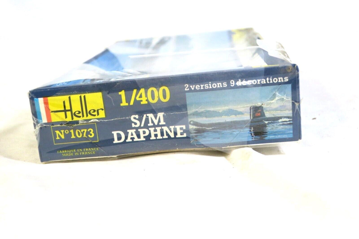 Heller - Daphne Sub Marine S641 - Model Kit No 1073   A1